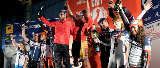 Podium du Red Hook Crit Brooklyn – au centre le vainqueur Thibaud LHENRY