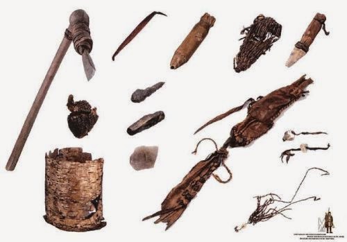 équipement de la momie Ötzi dans un sac de portage dont on a retrouvé l’armature en tige de noisetier