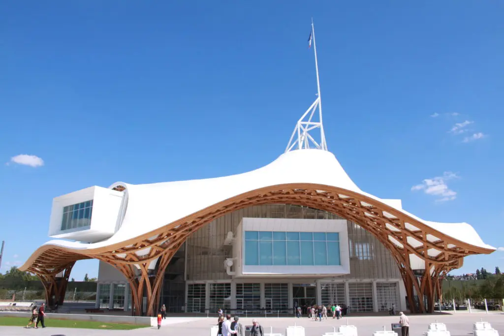 Le Centre Pompidou dont la charpente est entièrement réalisée en bois lamellé-collé