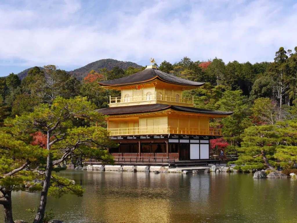 le Temple Kinkaku-ji (Pavillon d'Or), chacun de ses trois étages représente un style architectural différent