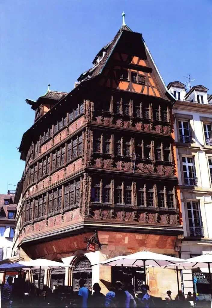 La maison Kammerzell, à l'architecture à colombage sur trois étages en pan de bois ornementés