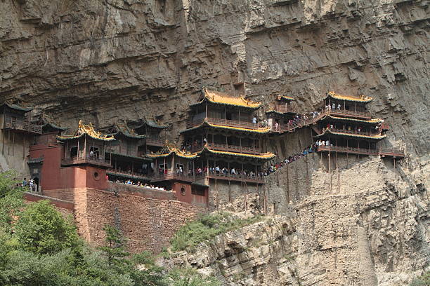 Le temple Xuankong ou temple Suspendu repose sur des piliers en bois encastrés dans la falaise