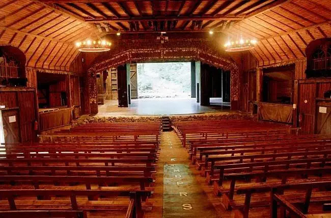 Le théâtre du peuple, tout en bois, possède une scène ouverte sur la forêt