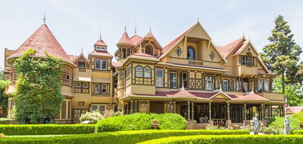 La Winchester Mystery House construite en bois de séquoia et de redwood