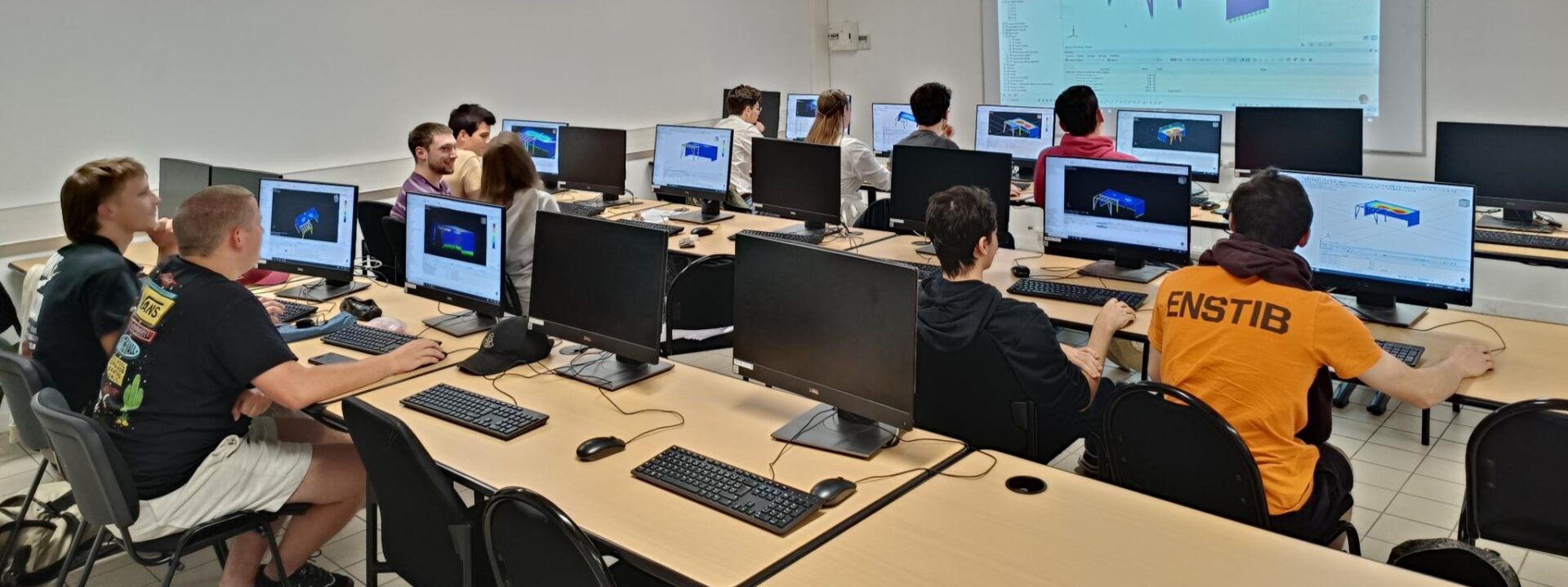 Etudiants en salle de cours sur ordinateurs