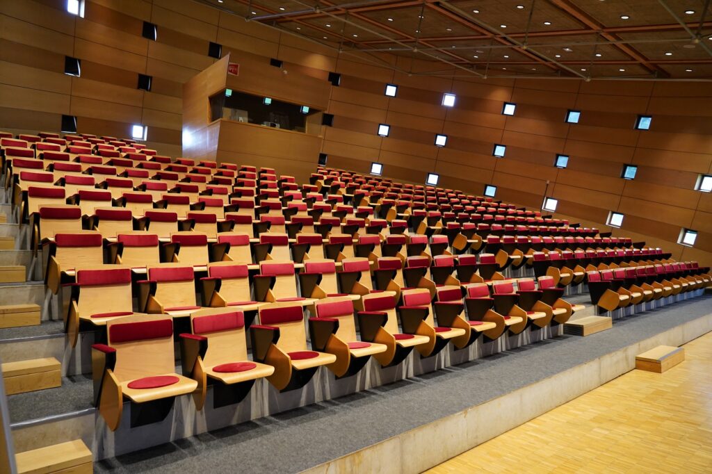 Inténieur de l'amphithéâtre Philippe SEGUIN de l'ENSTIB