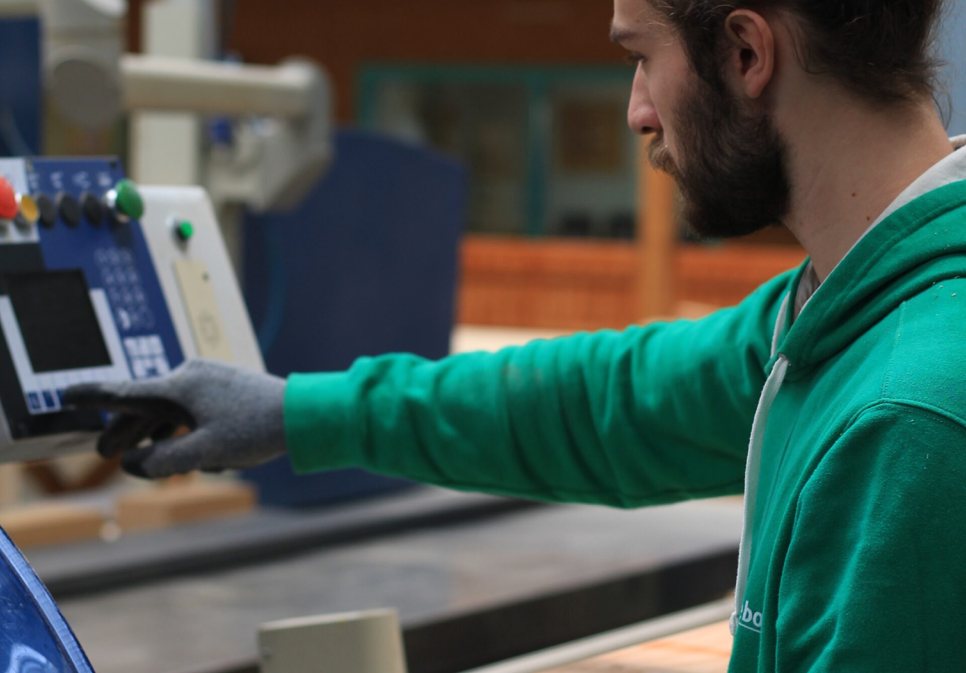 Utilisation d'une machine bois par un étudiant